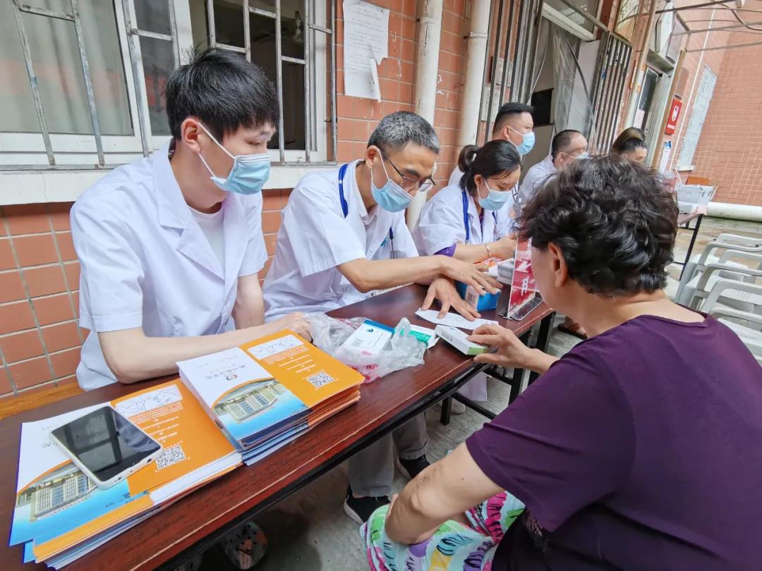 风里雨里，国德医院进金亭社区
