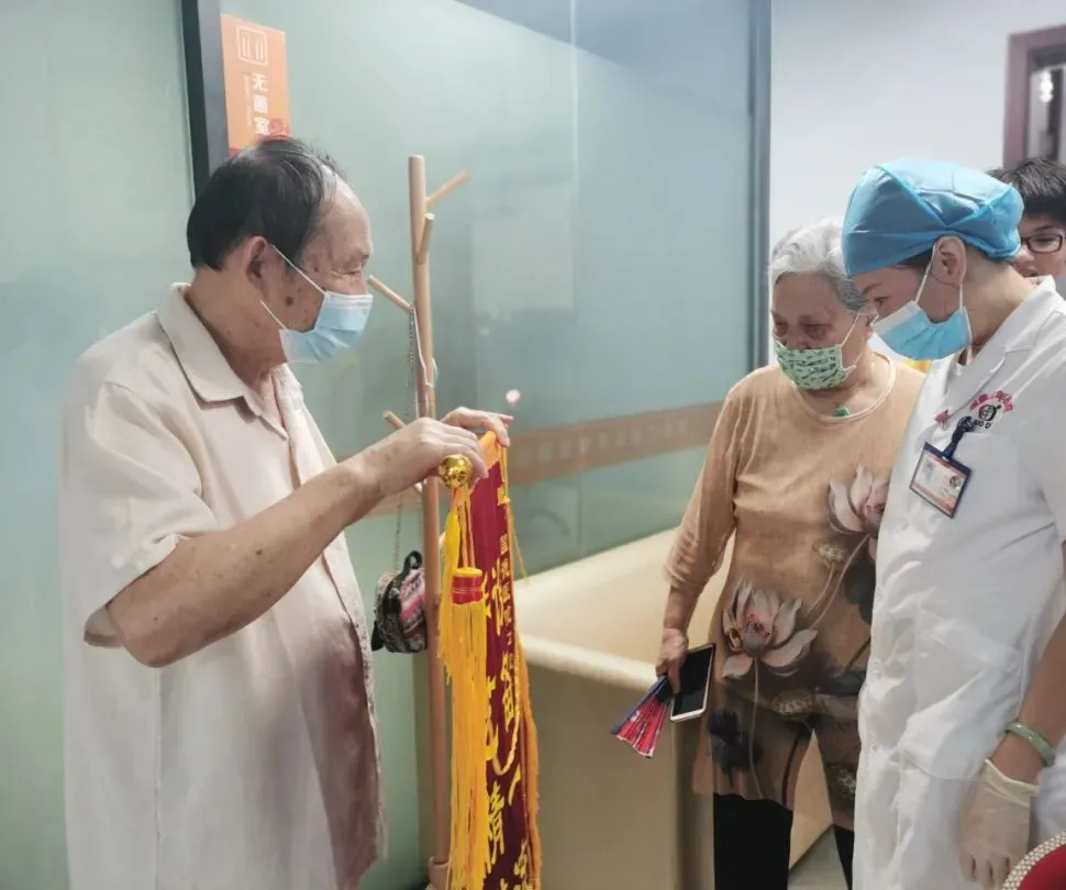 福州哪里看牙好?国德口腔科妙手治牙又获锦旗