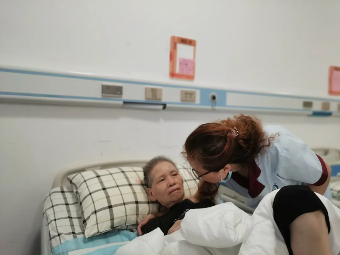 护理员成了女儿,75岁老人抱着她说:“有你在,我很幸福!”
