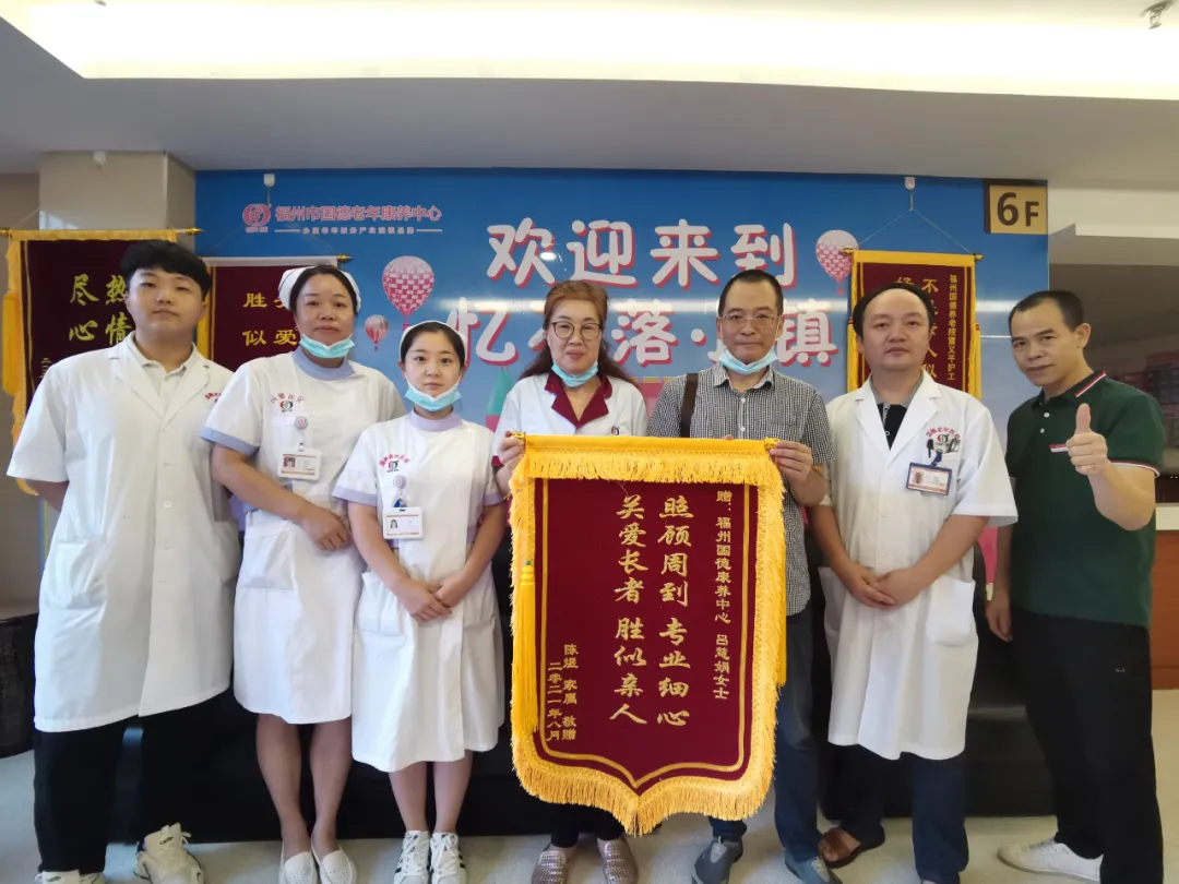护理员成了女儿,75岁老人抱着她说:“有你在,我很幸福!”
