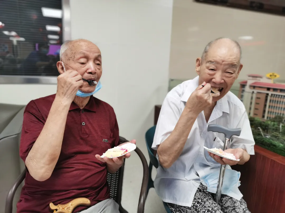 爷爷奶奶,您们笑起来真好看