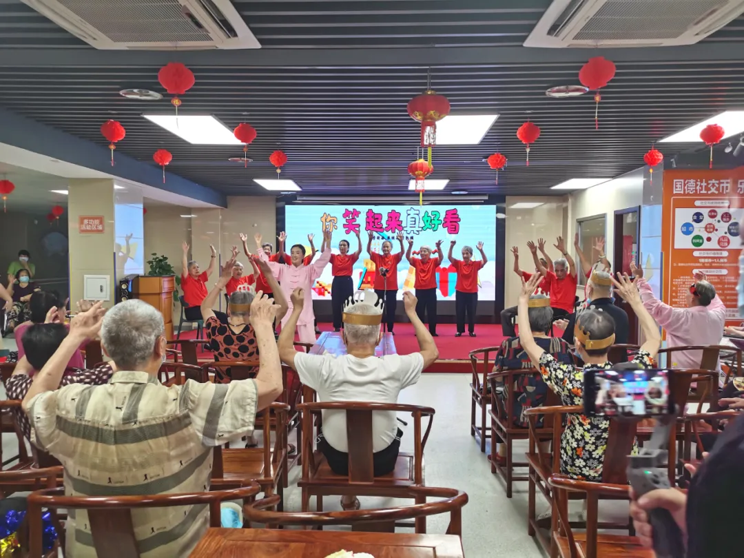 爷爷奶奶,您们笑起来真好看