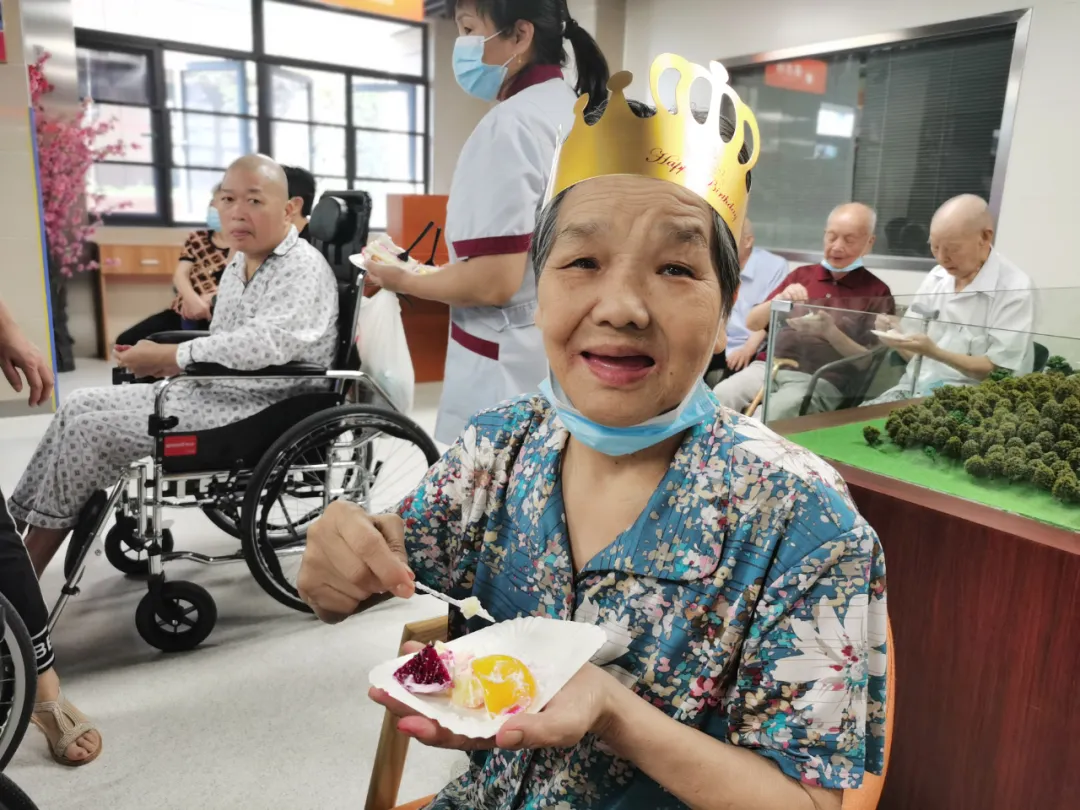 爷爷奶奶,您们笑起来真好看