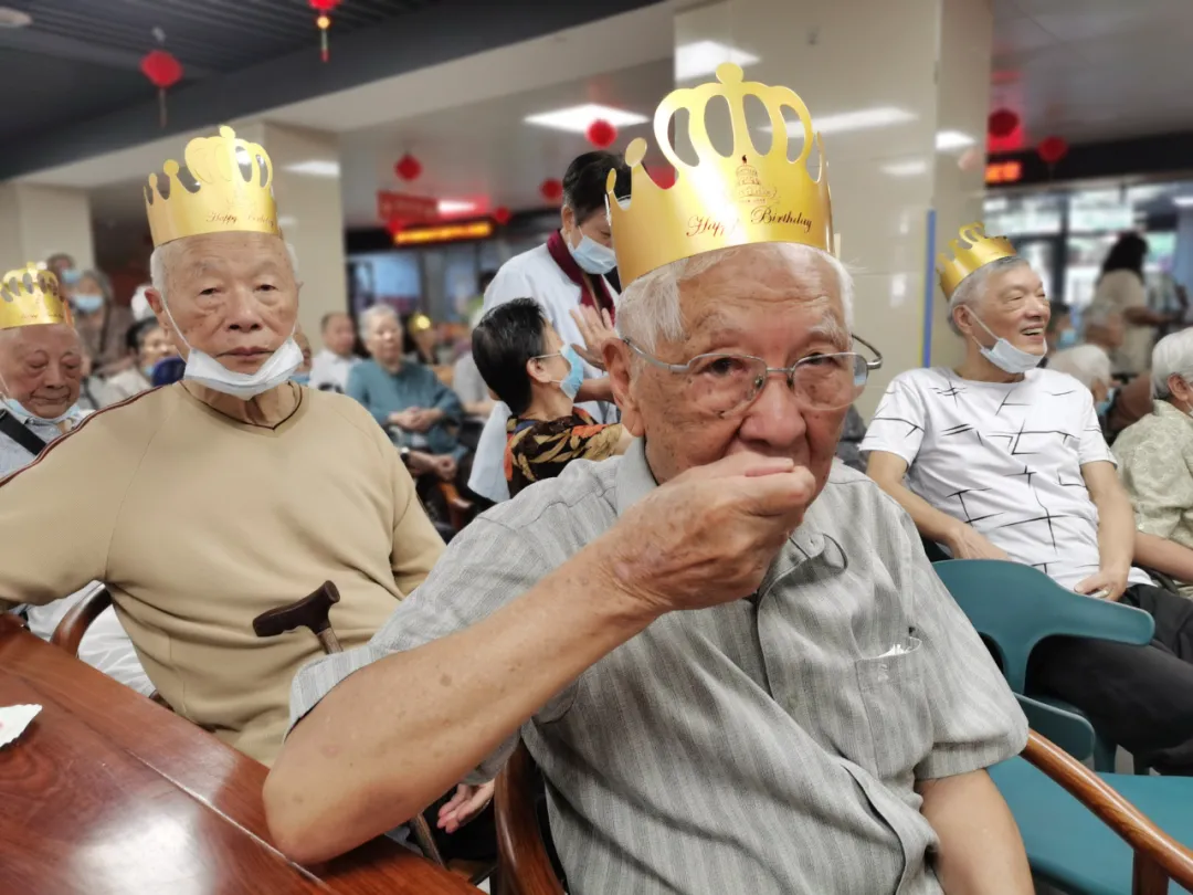 爷爷奶奶,您们笑起来真好看