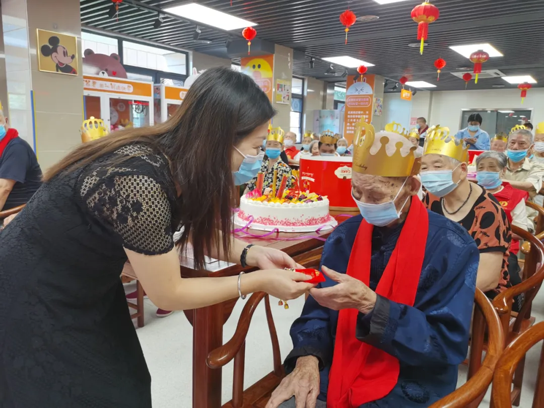 爷爷奶奶,您们笑起来真好看