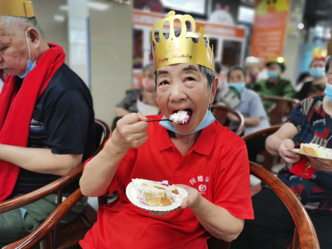 爷爷奶奶,您们笑起来真好看
