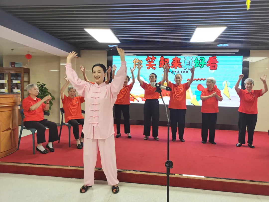 爷爷奶奶,您们笑起来真好看
