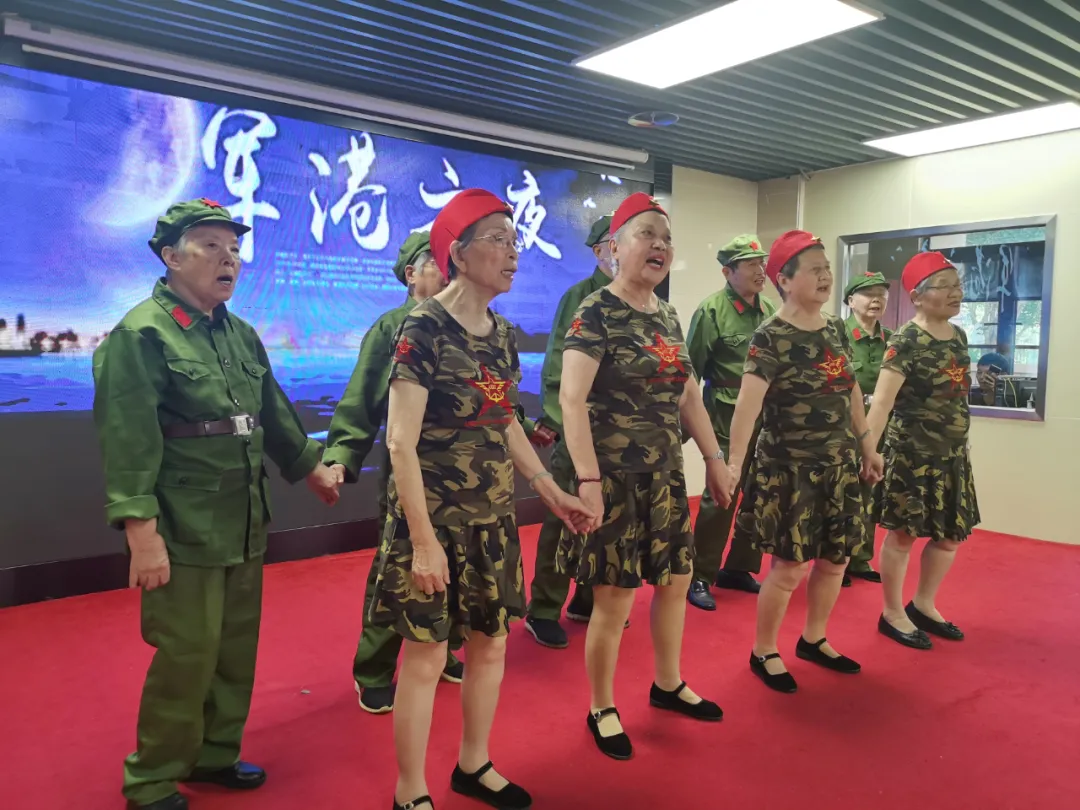 爷爷奶奶,您们笑起来真好看
