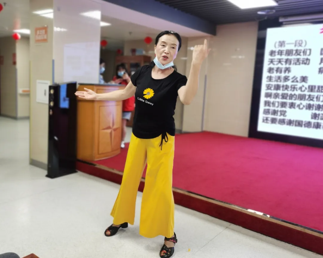 爷爷奶奶,您们笑起来真好看