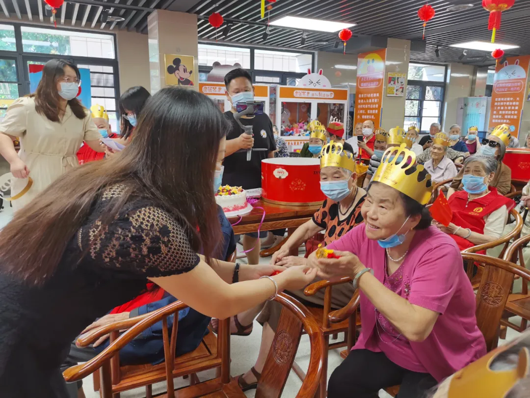 爷爷奶奶,您们笑起来真好看