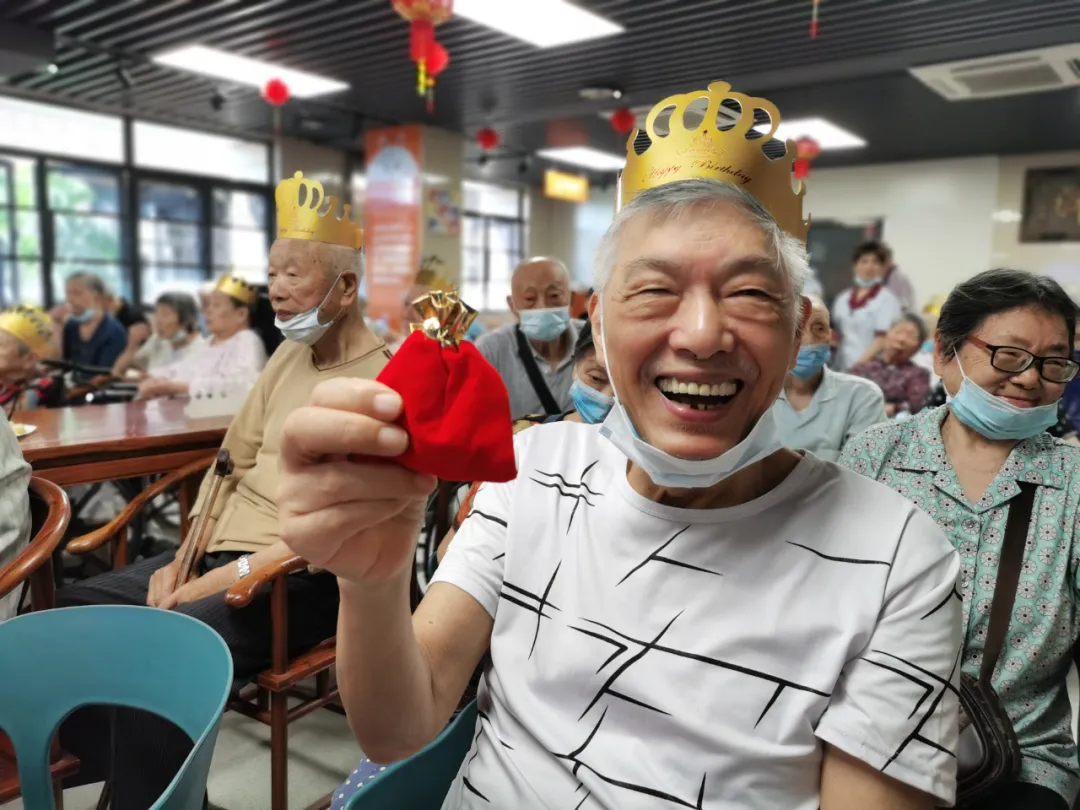 爷爷奶奶,您们笑起来真好看
