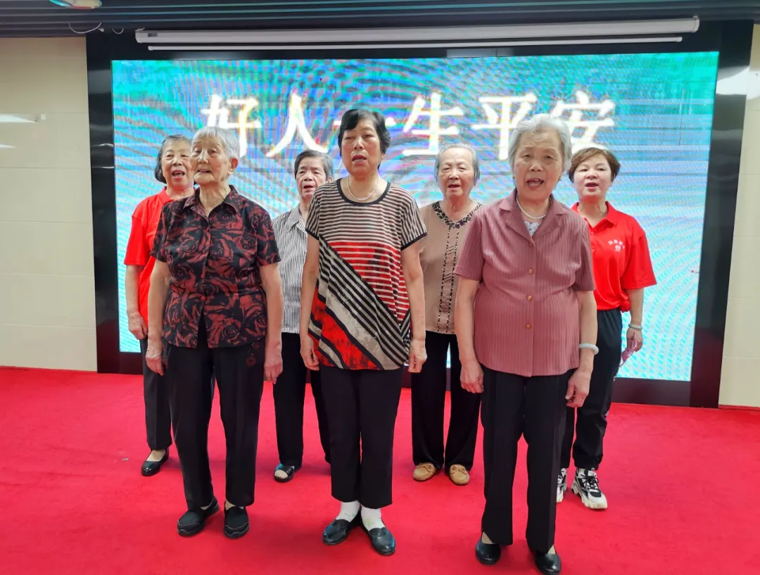 爷爷奶奶,您们笑起来真好看