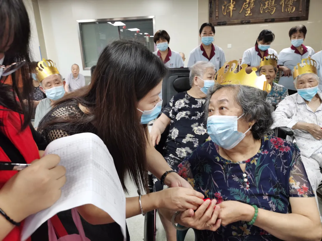 爷爷奶奶,您们笑起来真好看