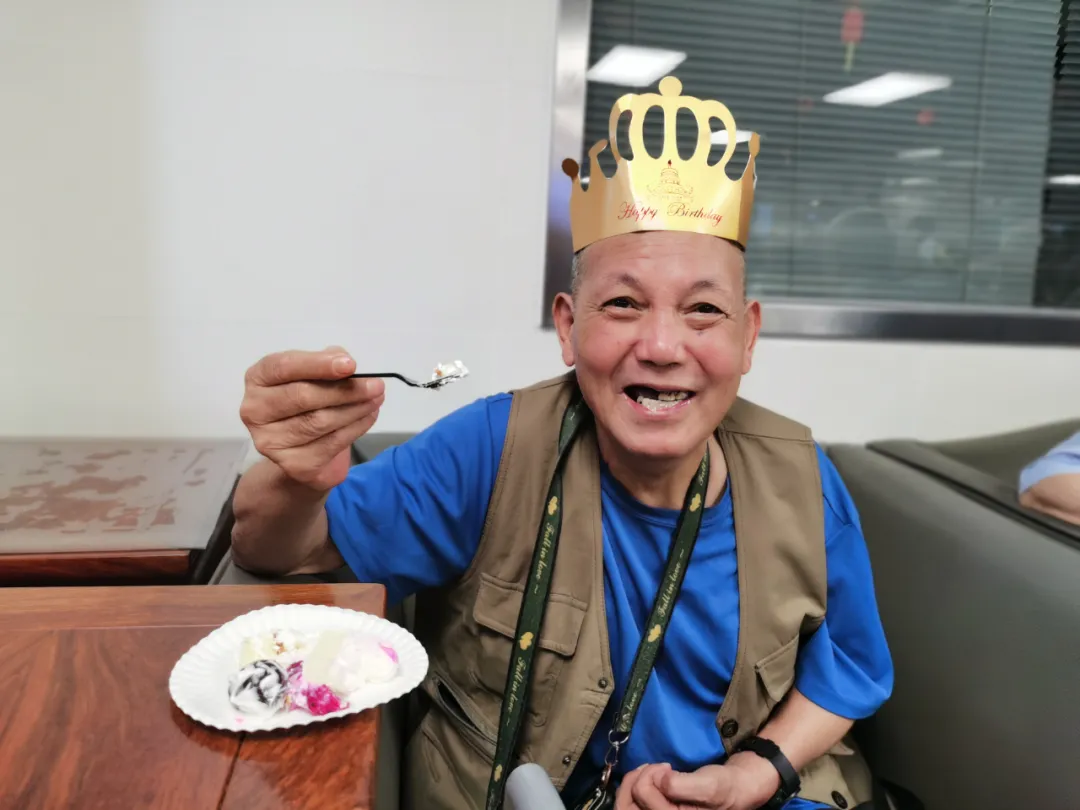爷爷奶奶,您们笑起来真好看