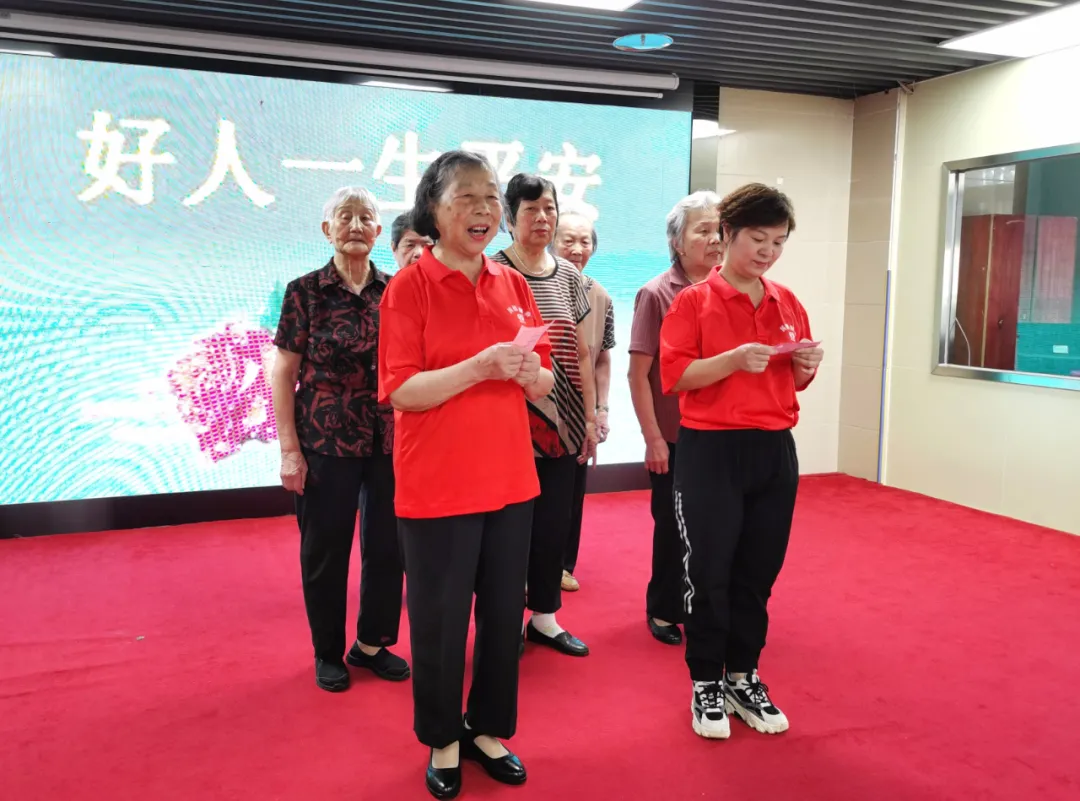 爷爷奶奶,您们笑起来真好看