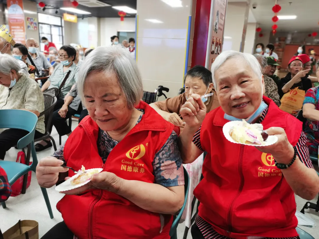 爷爷奶奶,您们笑起来真好看